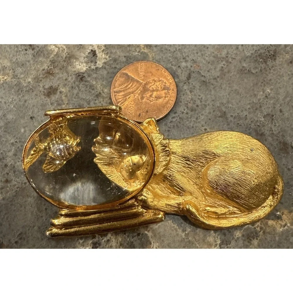 Vintage JJ Cat Fish Bowl Brooch Gold Tone Lucite Crystal Aquarium Pin‎ Signed